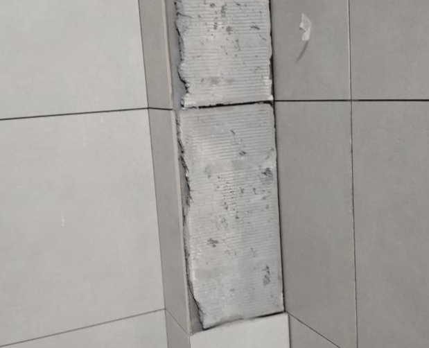 江干瓷砖空鼓维修公司分享下瓷砖施工前基层浇水润湿程度不足，可能导致以下问题