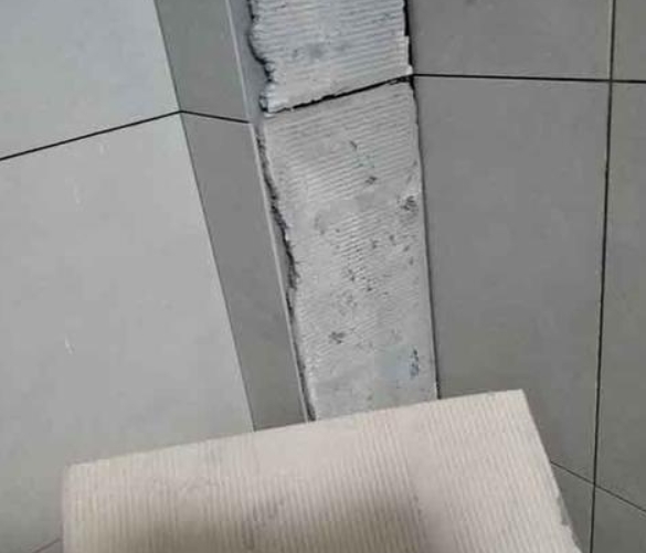 江干瓷砖空鼓维修公司分享下厨房瓷砖脱落的补救措施。